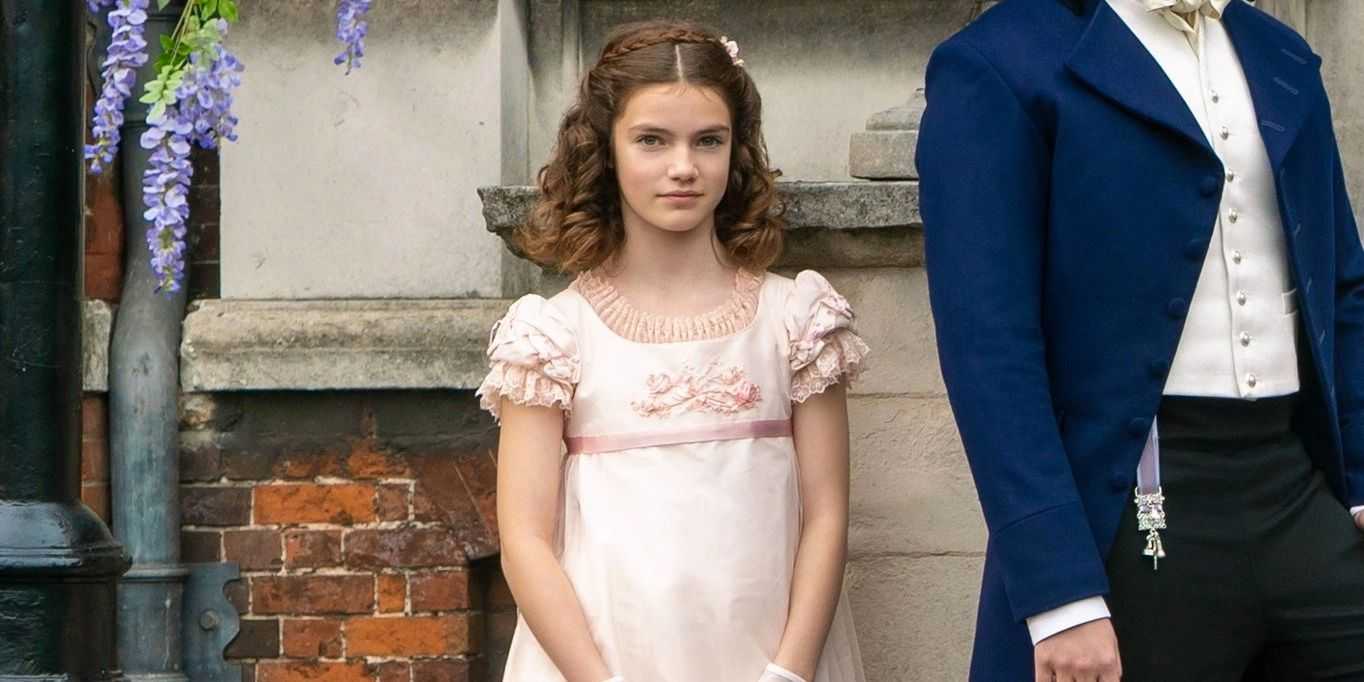 Hyacinth Bridgerton se encuentra frente a su finca en Bridgerton.