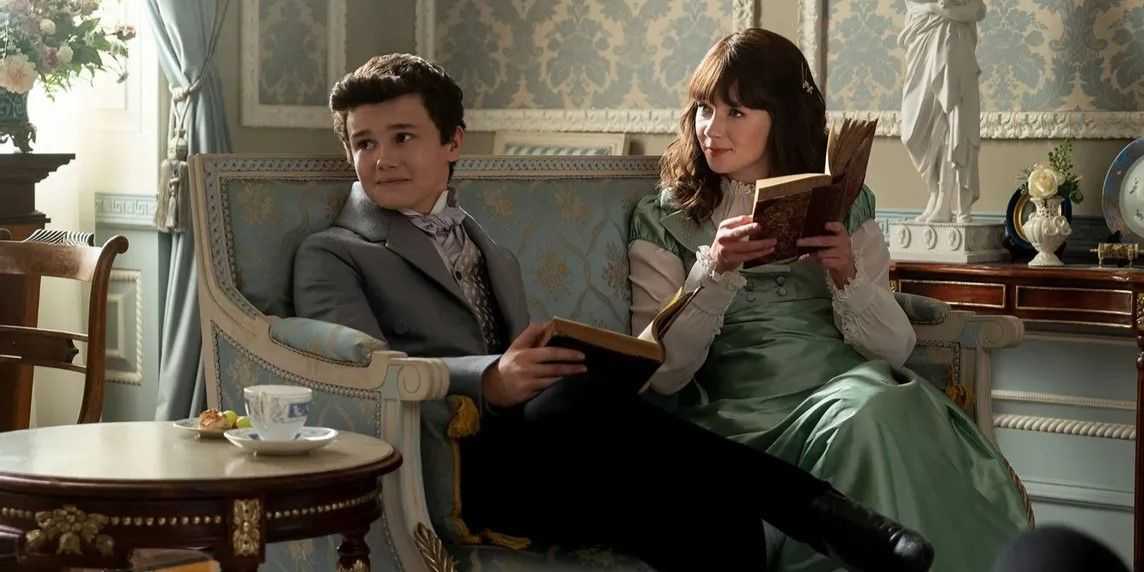 Gregory y Eloise se sientan en el sofá de Bridgerton