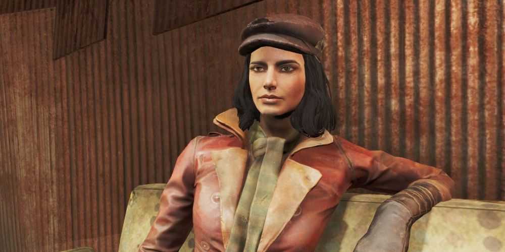 Der Begleiter Piper Wright aus Fallout 4 sitzt auf einer Couch.