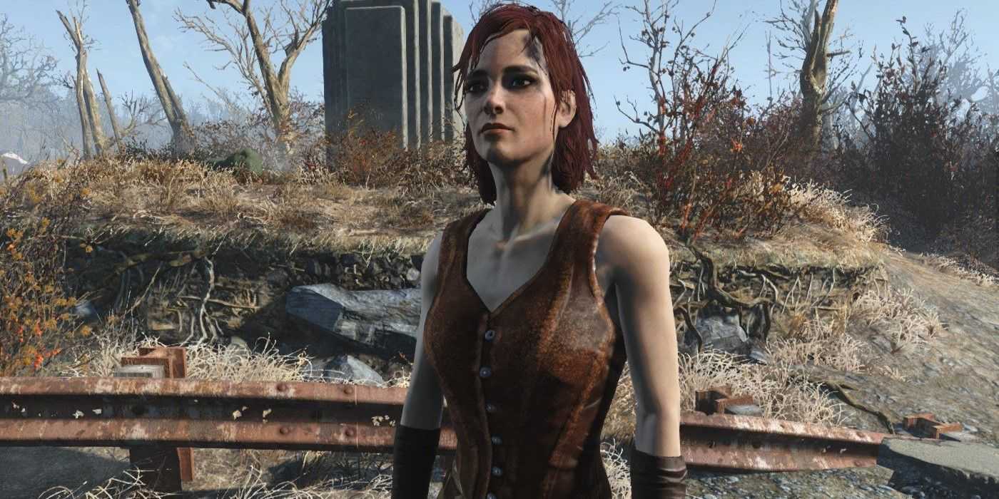 Cait aus Fallout 4 steht mit den Armen an den Seiten und trägt eine Lederbluse.
