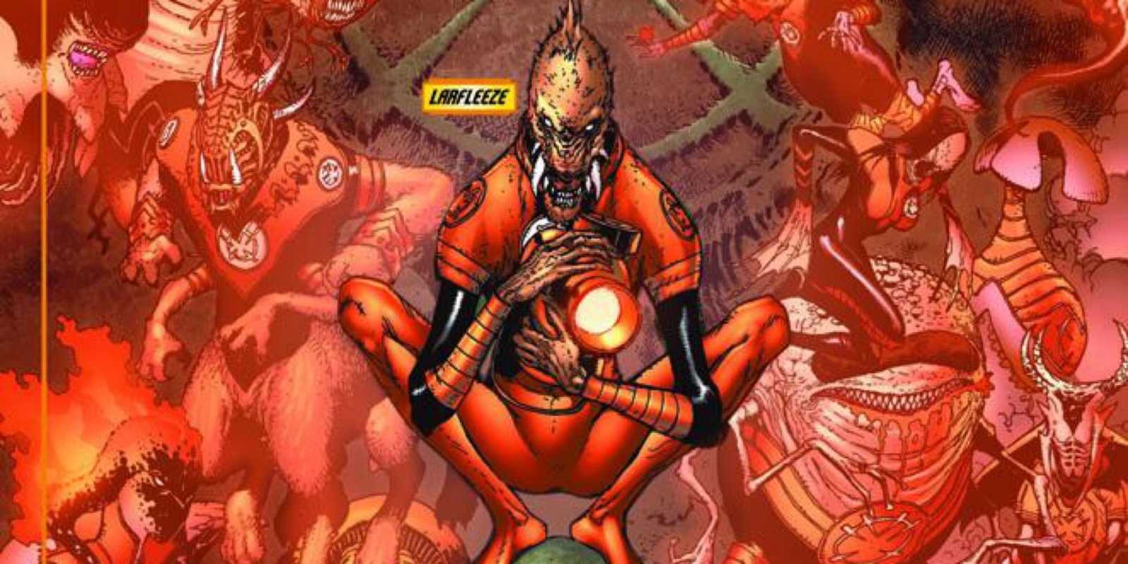 Un primer plano de Larfleeze sosteniendo una batería de Orange Lantern, rodeado por el Orange Lantern Corps.