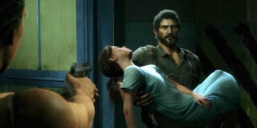 Joel trägt Ellie in The Last Of Us aus dem Krankenhaus.