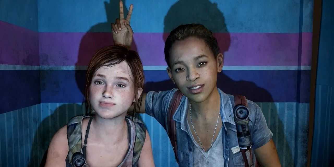 Ellie und Riley genießen eine Fotokabine in The Last Of Us: Left Behind