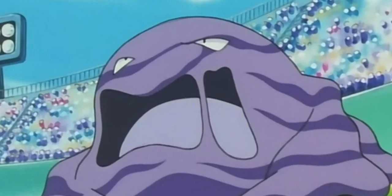 Das Pokémon Muk knurrt mit weit geöffnetem Maul in einer Arena