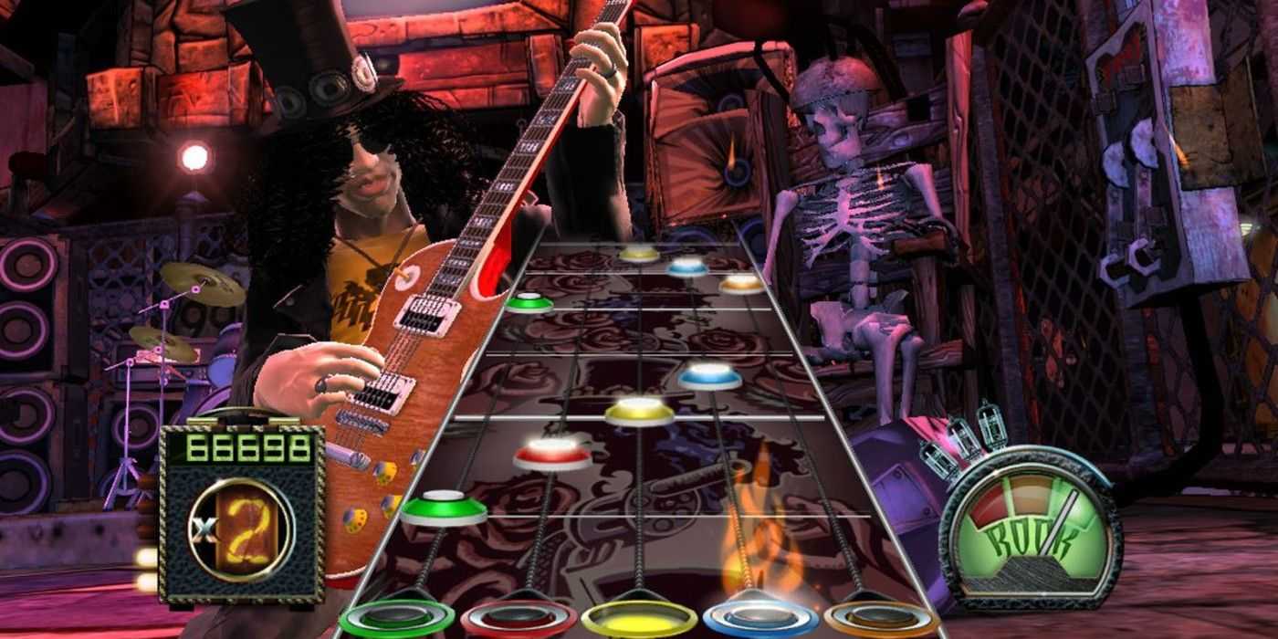 Una serie de notas musicales descienden por la pantalla mientras un guitarrista realiza un espectáculo.
