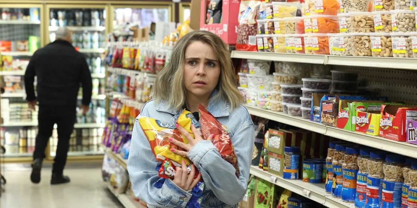 Annie Marks (Mae Whitman) agarra un montón de compras en Good Girls