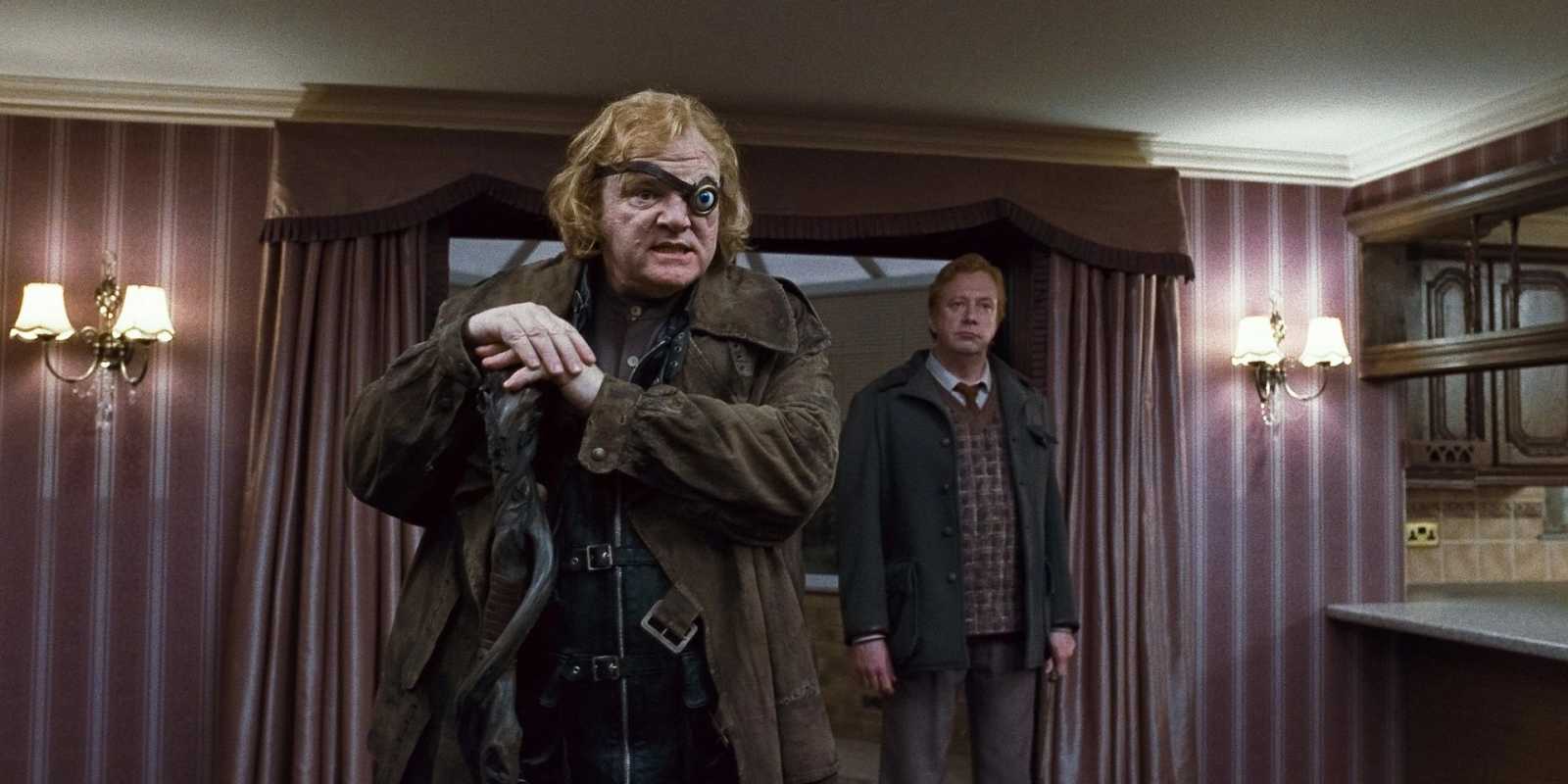 Mad-Eye Moody sa pripravuje na odchod z Privet Drive v Harry Potter and the Deathly Hallows: Part 1.