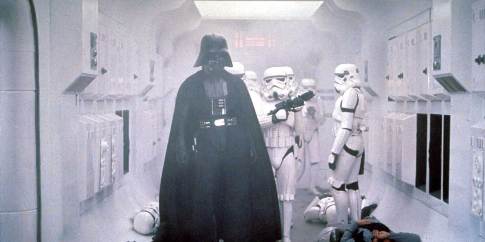 Darth Vader steht im ikonischen weißen Flur
