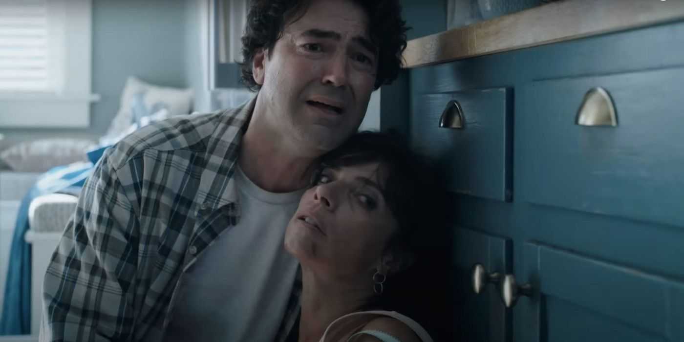 Nora Allen y Henry Allen en el suelo luciendo angustiados en The Flash