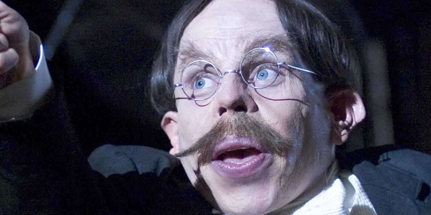 Warwick Davis Koro Şefi Filius Flitwick rolünde