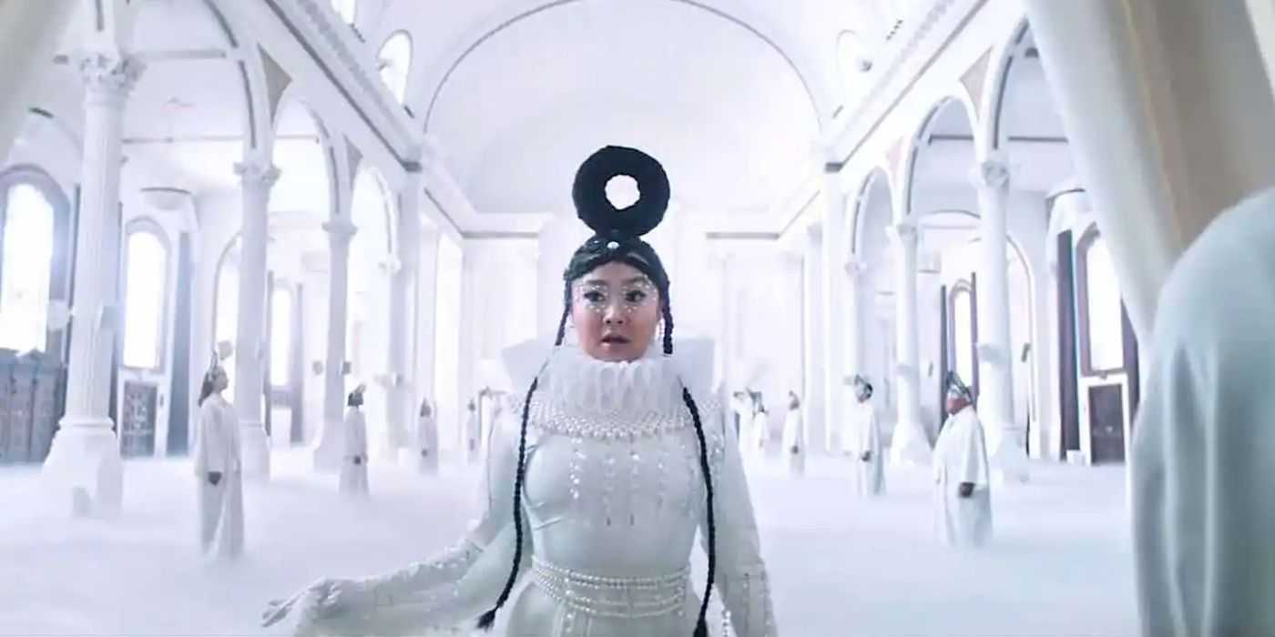 Jobu Tupaki in einem weißen Kleid mit Bagelhaaren in Everything Everywhere