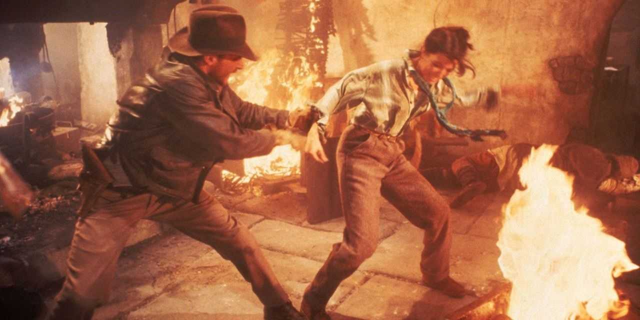 Indiana Jones vytiahne Marion Ravenwood z jej otca