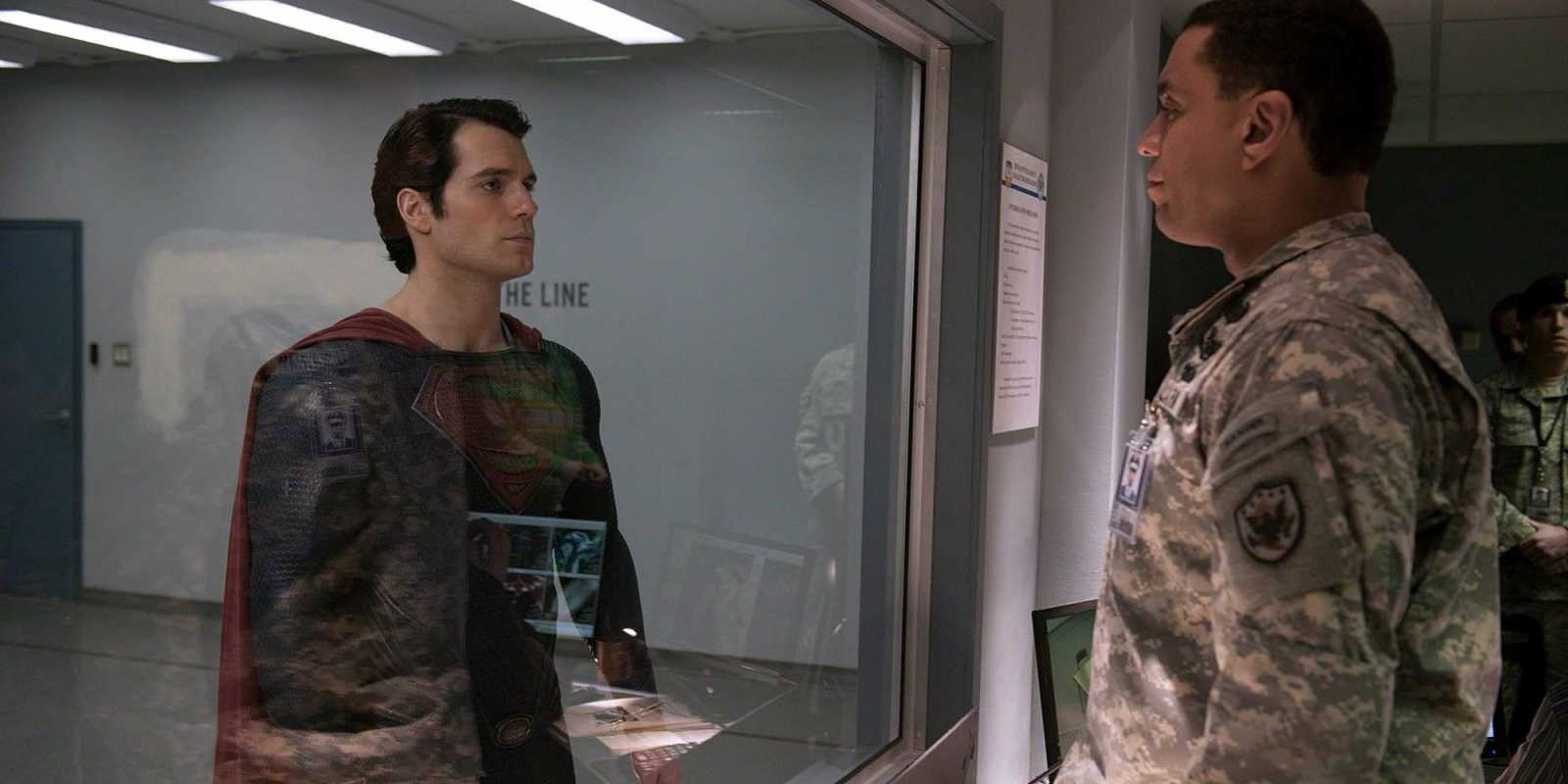 Superman y el general Swanwick se miran a través de una ventana de cristal en Man of Steel