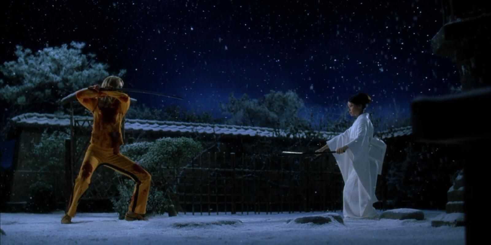 『キル・ビル』でクレイジー88ギャングの前に立つ花嫁(ユマ・サーマン)。