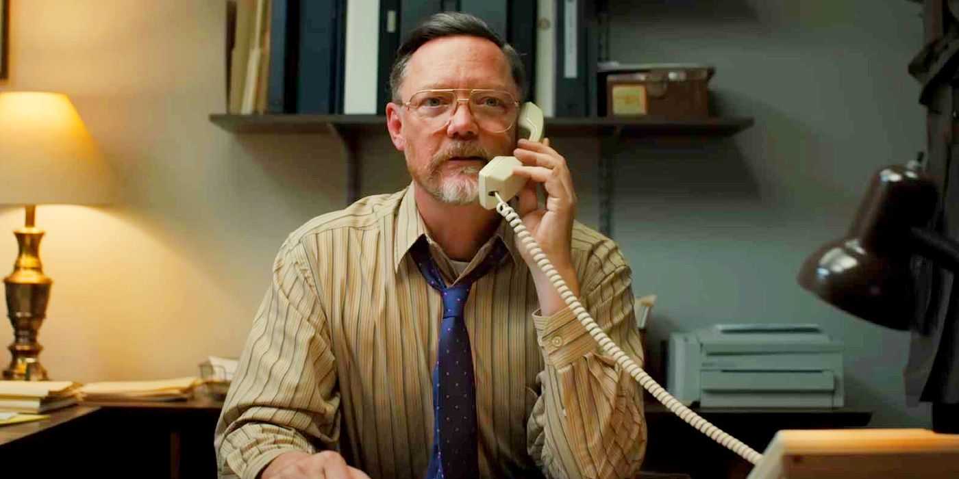 Matthew Lillard, Five Nights at Freddy filmindeki Steve Raglan rolüyle telefonda konuşuyor