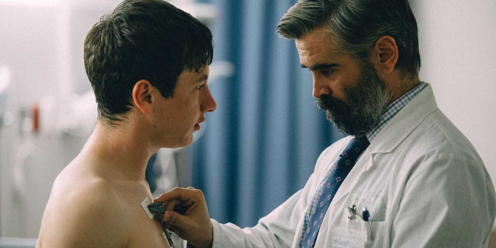 Kutsal Geyiğin Öldürülmesi filminde bir doktor hastasını muayene ediyor