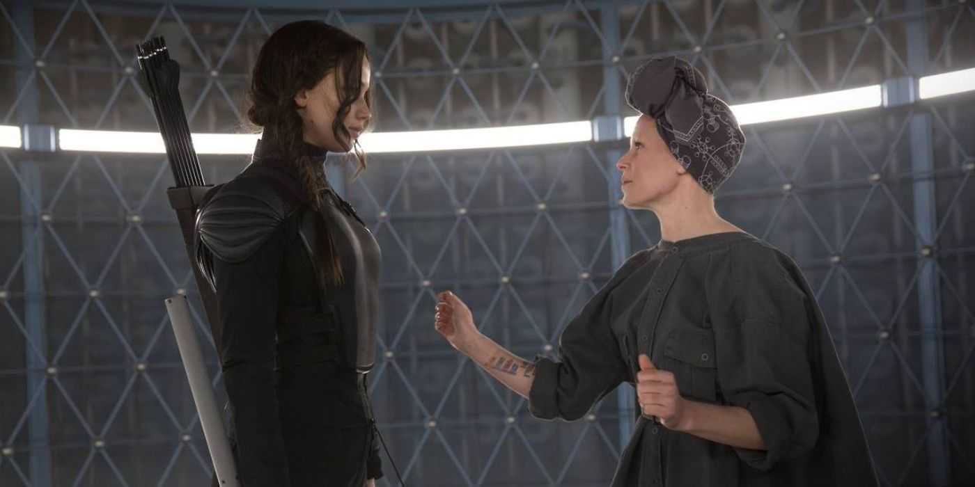 Effie y Katniss hablando en el Distrito 13