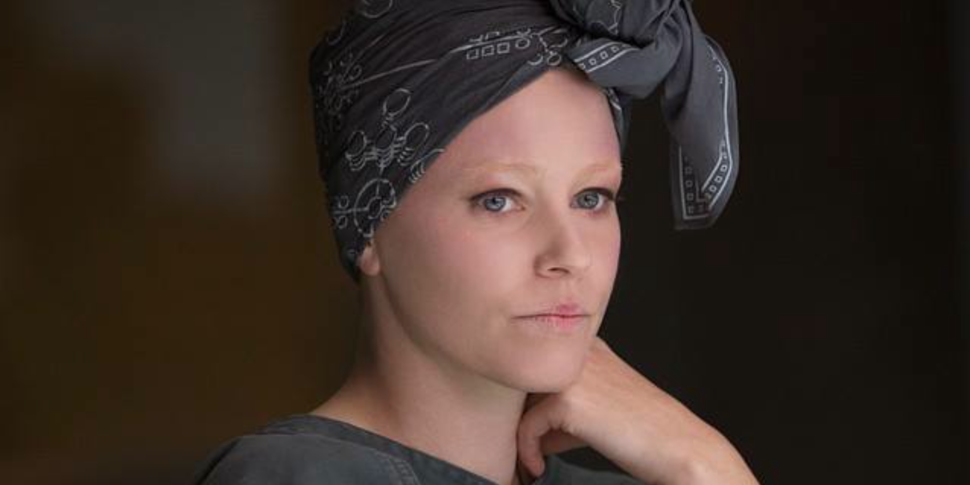Effie Trinket calva y sin maquillaje durante su estancia en el Distrito 13