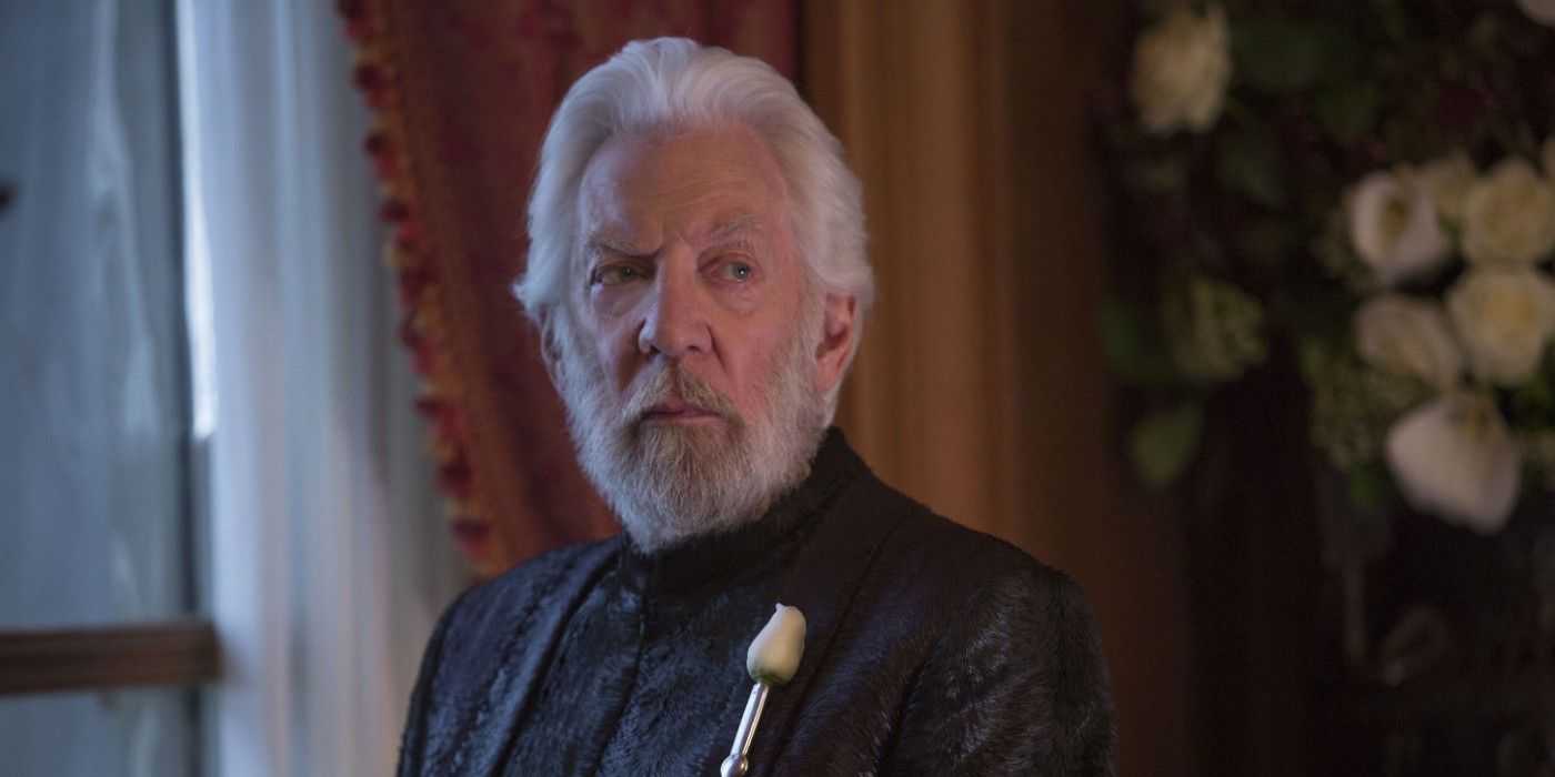 El presidente Snow junto a una ventana en Sinsajo, parte 2, Los juegos del hambre