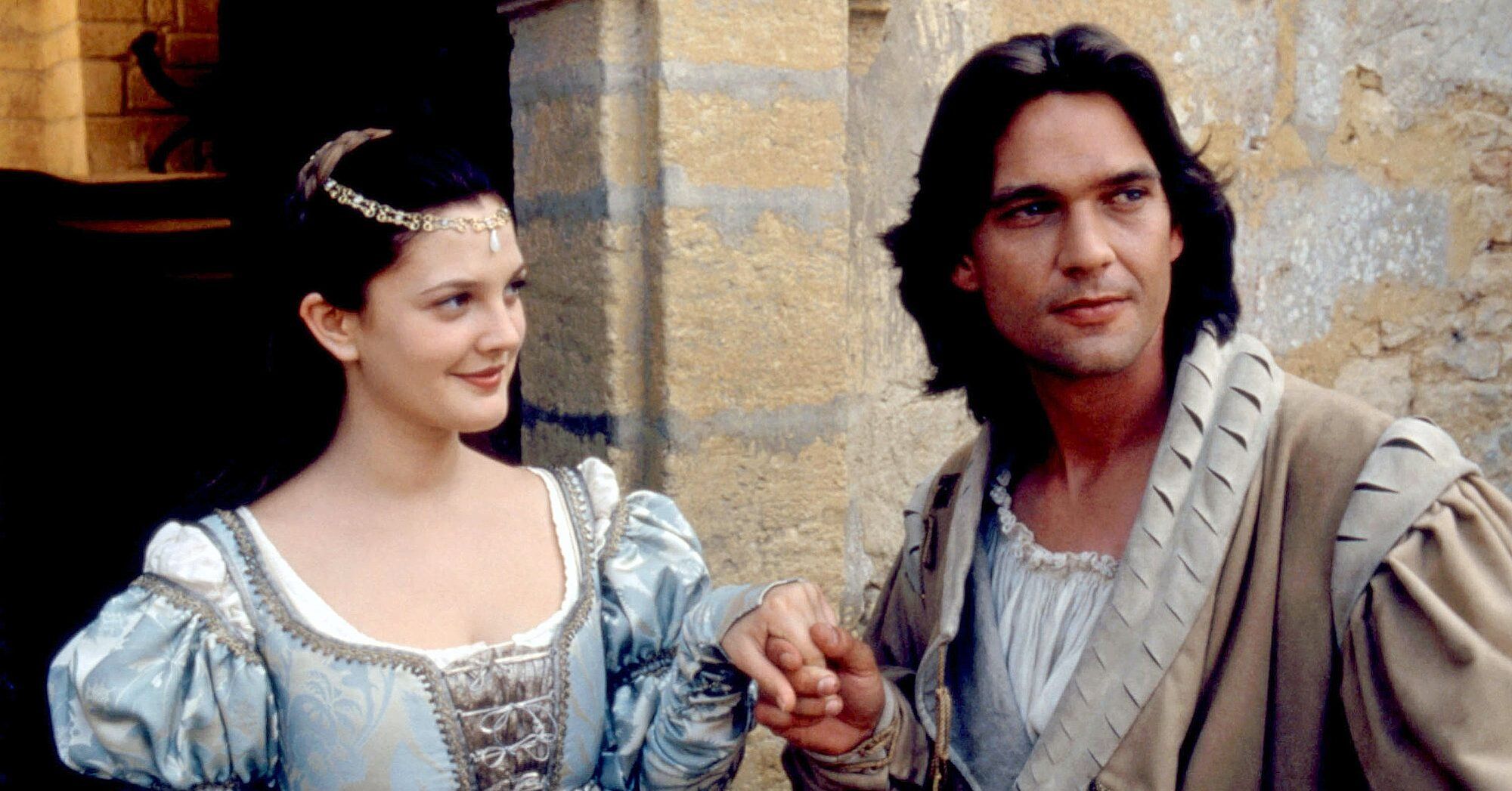 Danielle und Henry halten sich in „Ever After“ an den Händen.