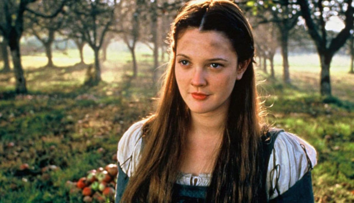 Danielle steht in Ever After in einem Wald.