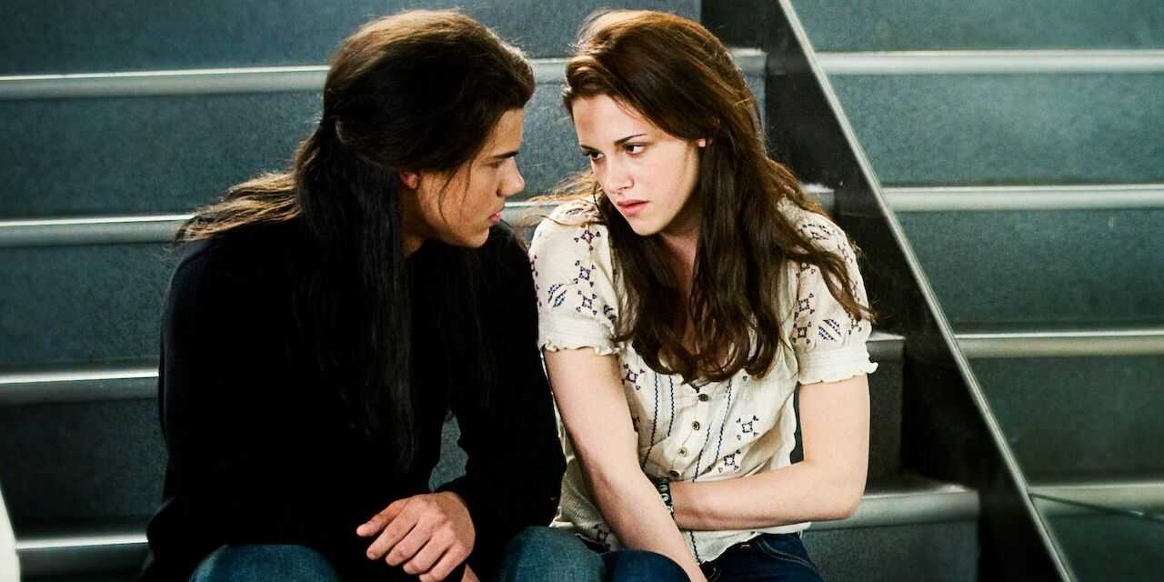 Bella ve Jacob sinemada merdivenlerde oturup Yeni Ay