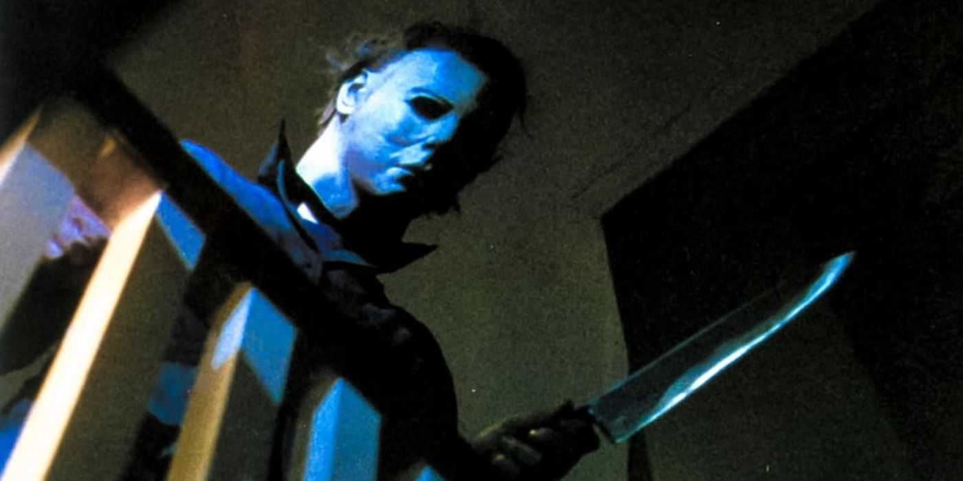 Michael Meyers mirando por encima de una barandilla en Halloween