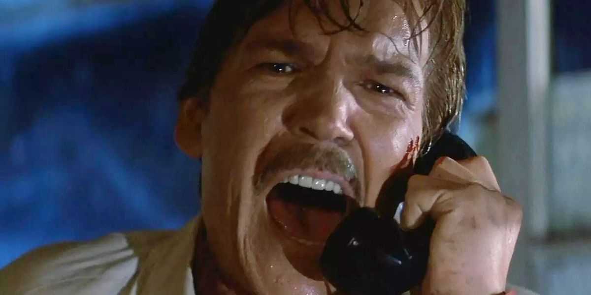 Tom Atkins kričí do telefónu v Halloween 3: Season of the Witch