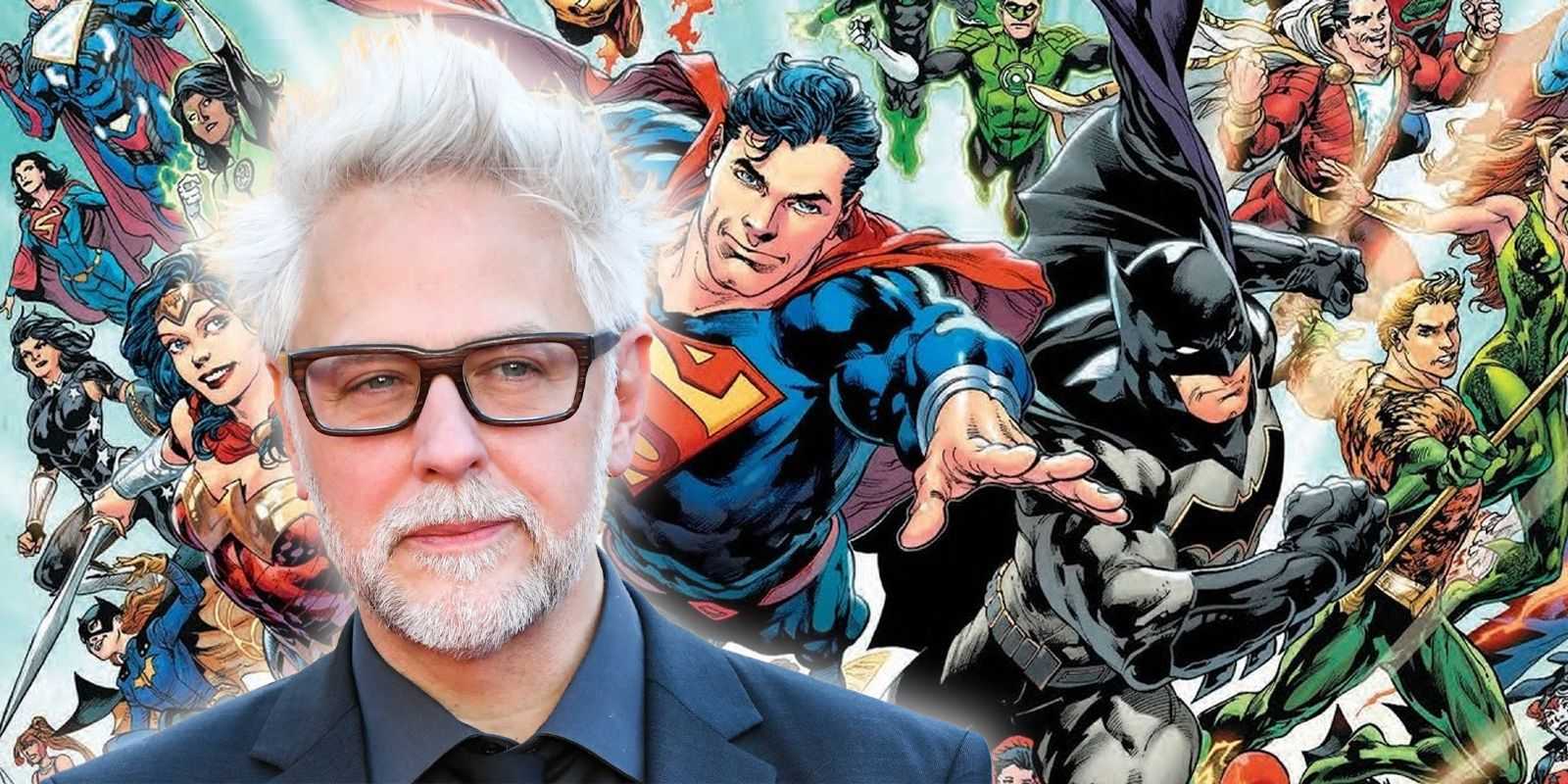 James Gunn, DC çizgi romanlarından pek çok ikonik karakterin bulunduğu bir ekranın önünde