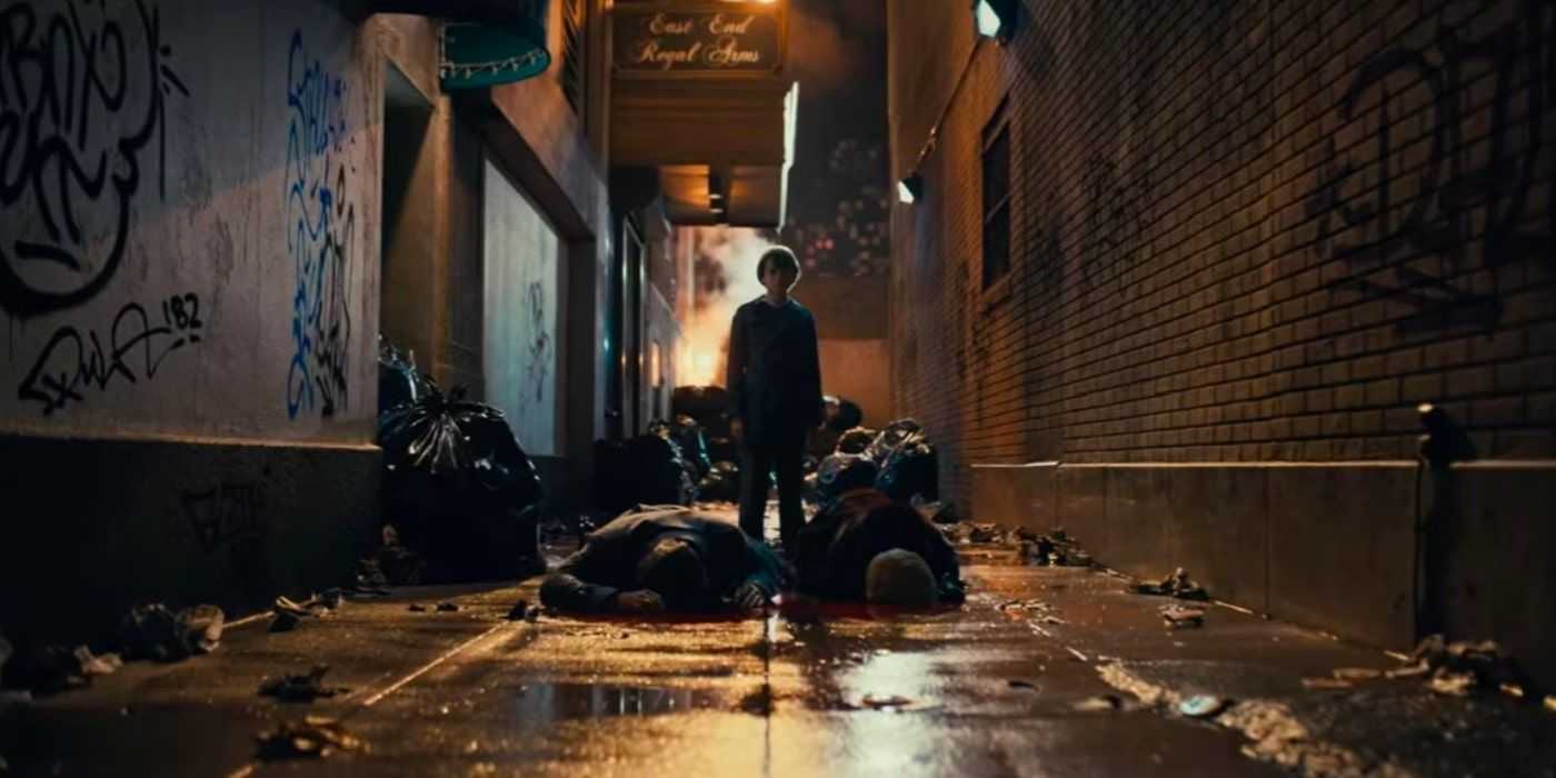 Un joven Bruce Wayne apoya a sus padres