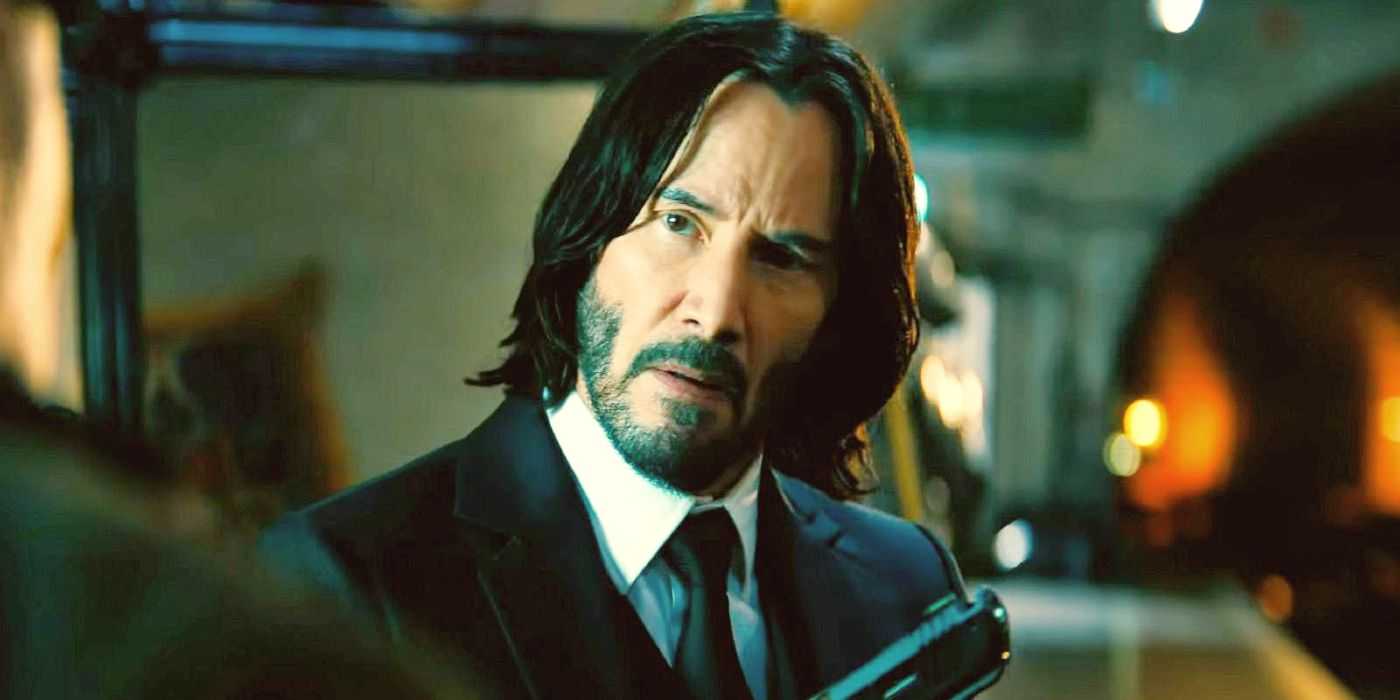 Keanu Reeves con traje y pistola en John Wick Capítulo 4