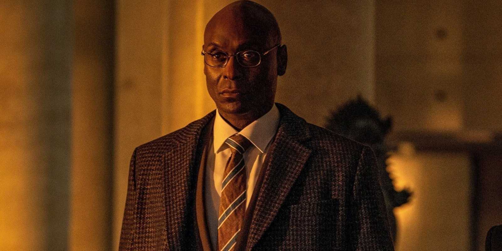 Lance Reddick como Charon, el conserje continental en John Wick 4-1
