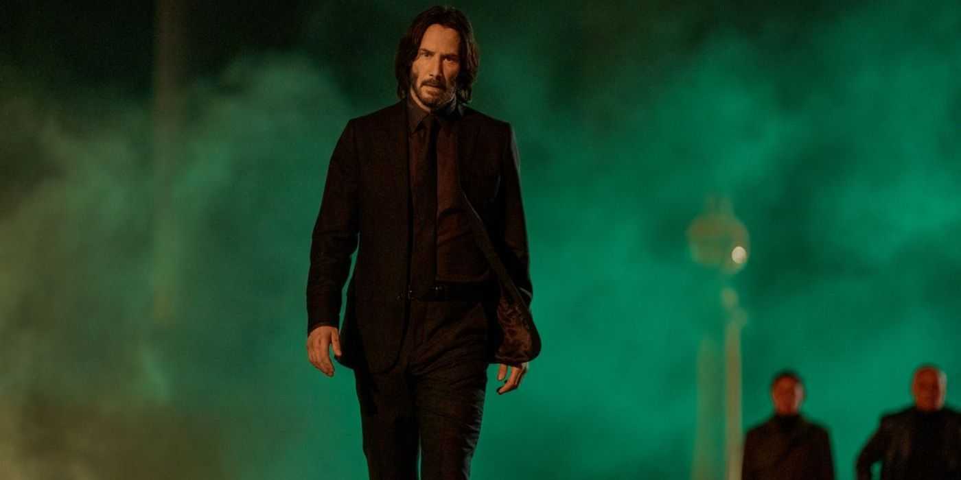 John Wick caminando en humo en el Capítulo 4