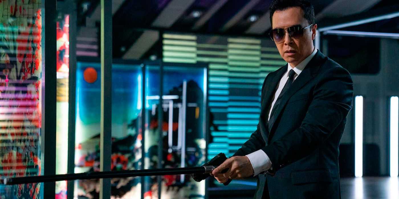 Caine sosteniendo una pistola en John Wick 4