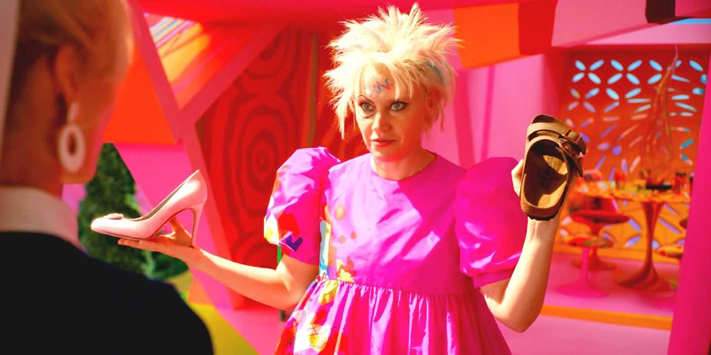 Kate McKinnon, canlı aksiyon filminde yüksek topuklu ayakkabı ve Birkenstock tutan Tuhaf Barbie rolünü canlandırıyor.