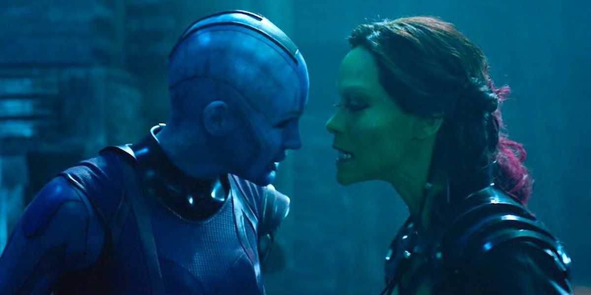 Nebula und Gamora kämpfen in Guardians of the Galaxy 2 und diskutieren über ihre Vergangenheit