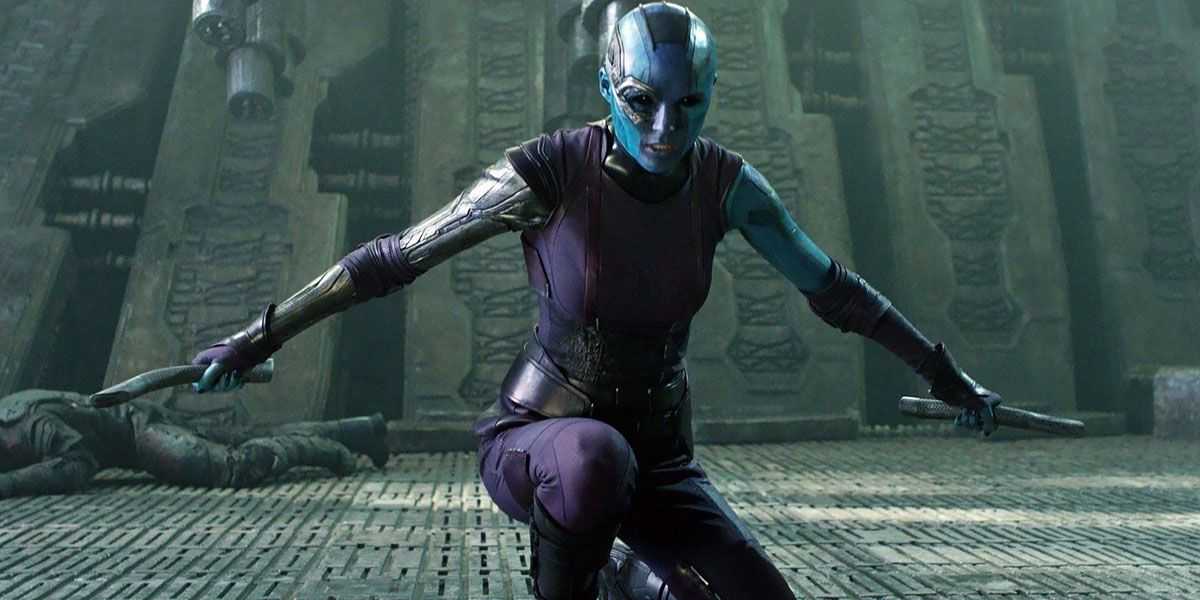 Nebula kauert mit ihren Waffen in Guardians of the Galaxy