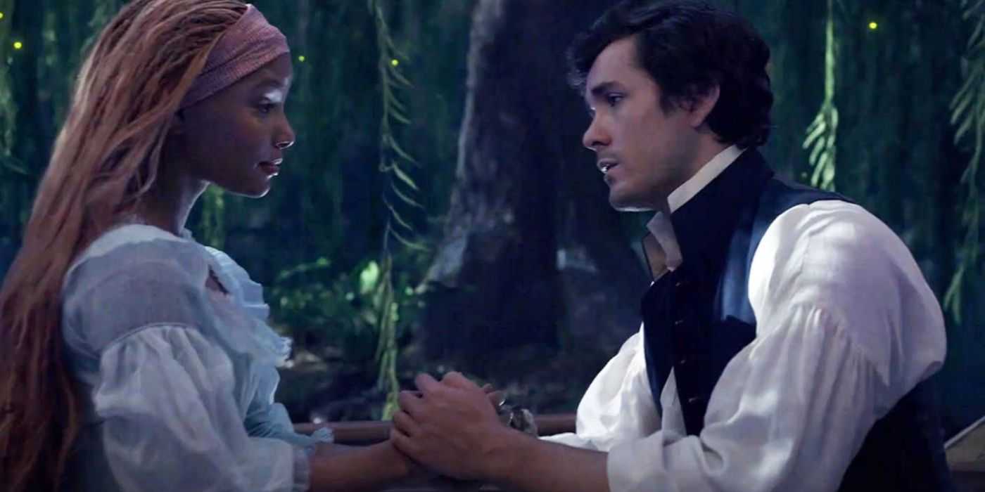 Halle Bailey, İnsan Ariel rolünde ve Jonah Hauer-King, Prens Eric rolünde lagündeki bir teknede