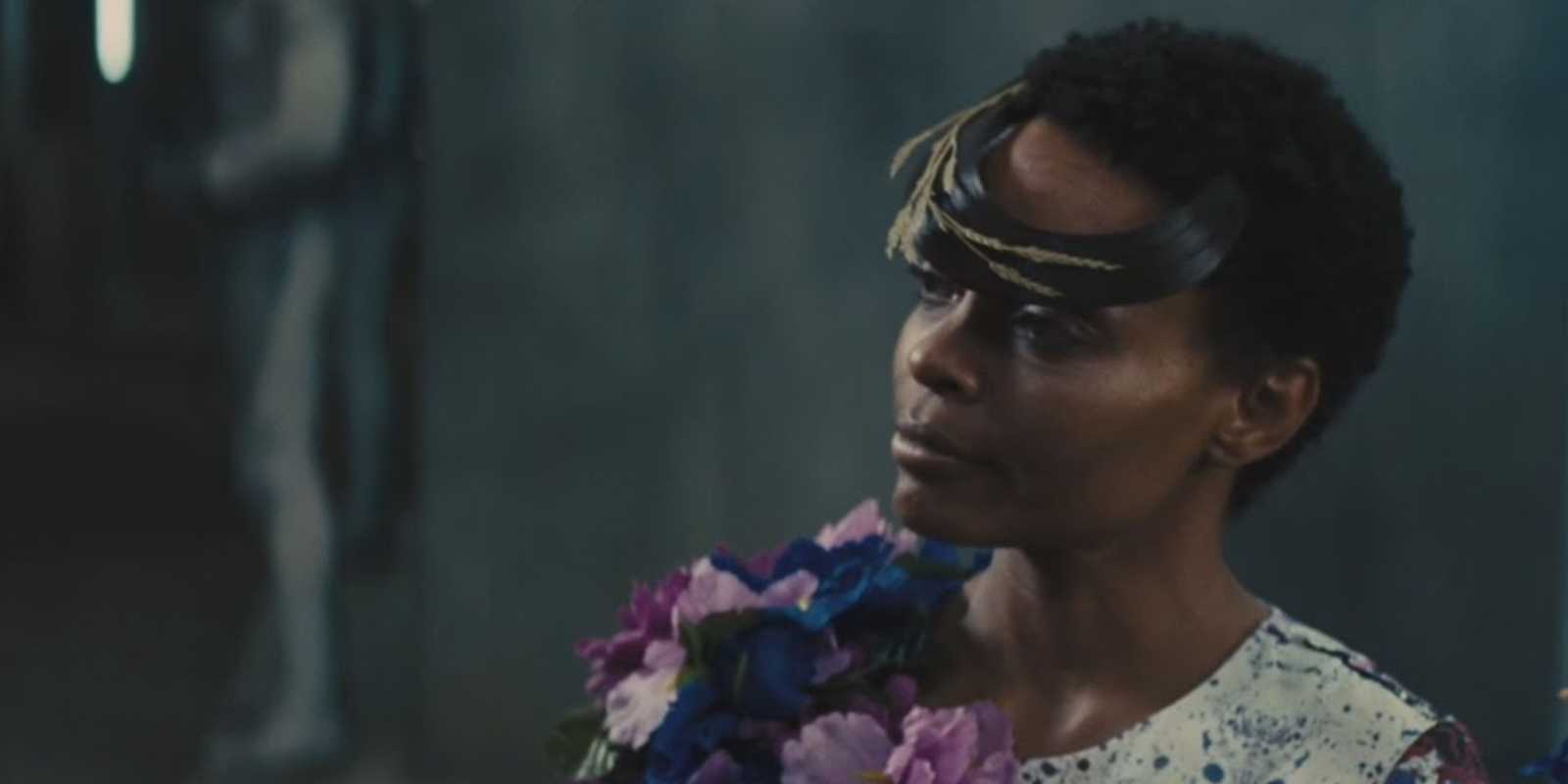 Seeder vyzerá pobavene v Hunger Games Catching Fire