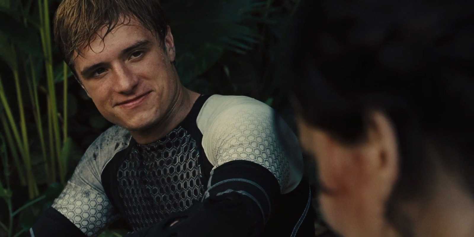 Peeta Mellark a Katniss Everdeen sa rozprávajú vo filme The Hunger Games: Catching Fire.