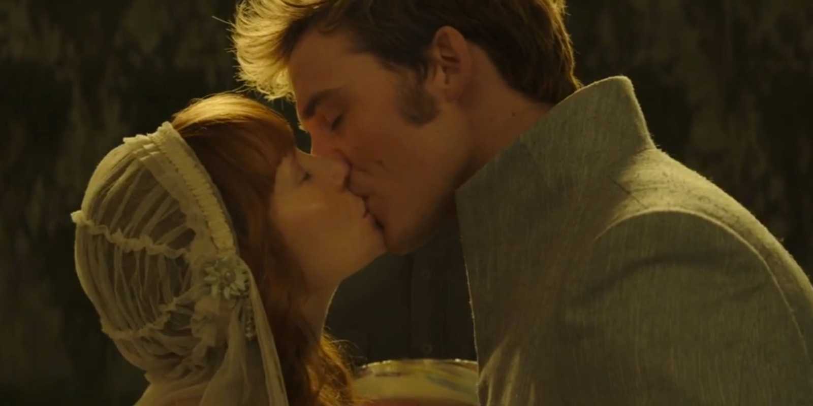 Annie Cresta a Finnick Odair sa bozkávajú vo filme The Hunger Games: Mockingjay Part 2