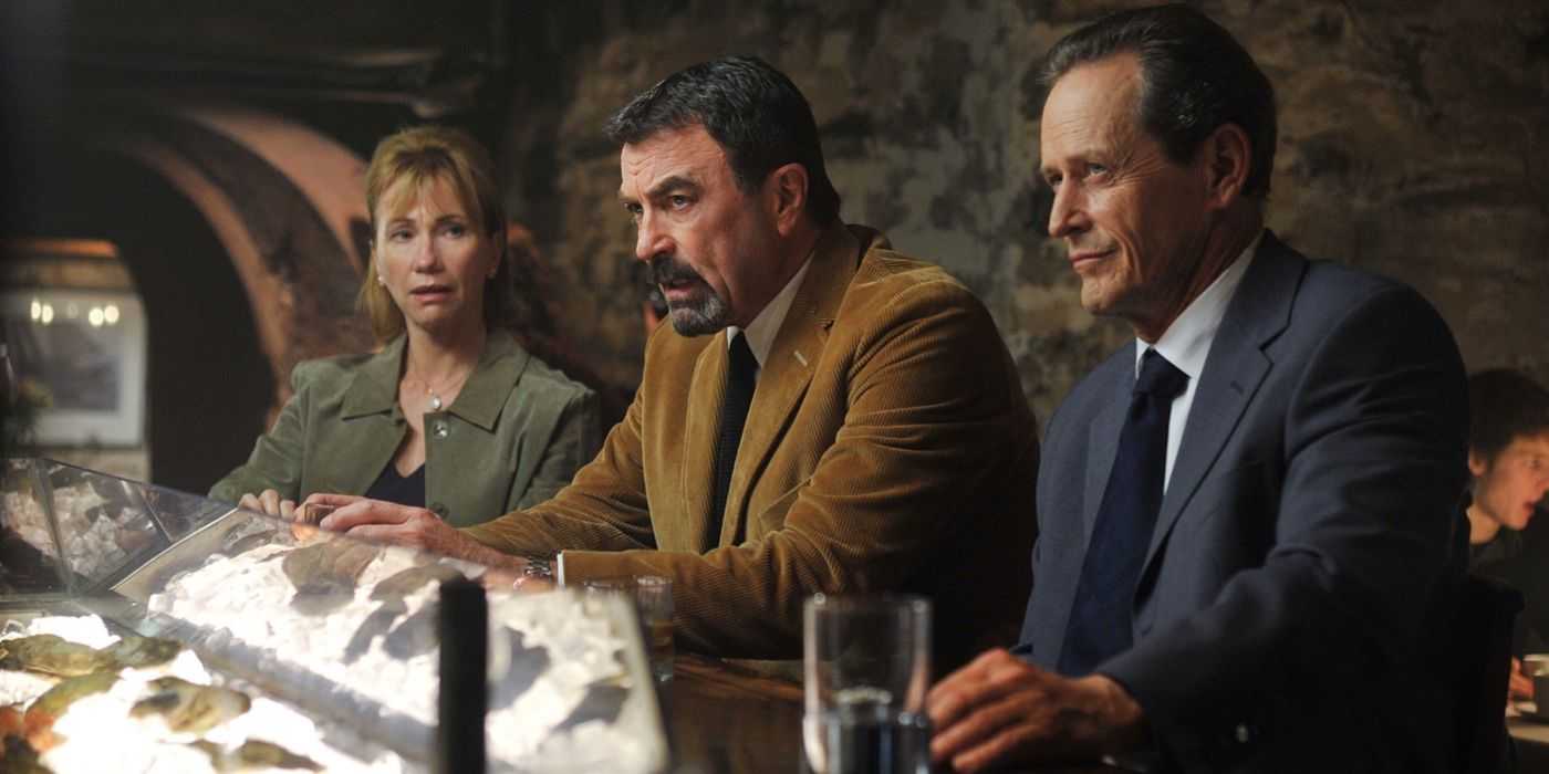 Jesse Stone sentado en un bar con otros dos personajes de Innocents Lost