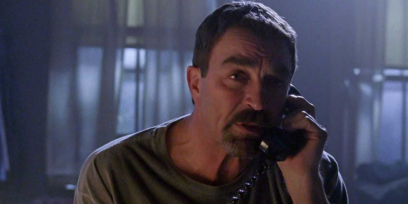 Jesse Stone (Tom Selleck) sosteniendo un teléfono en Night Passage