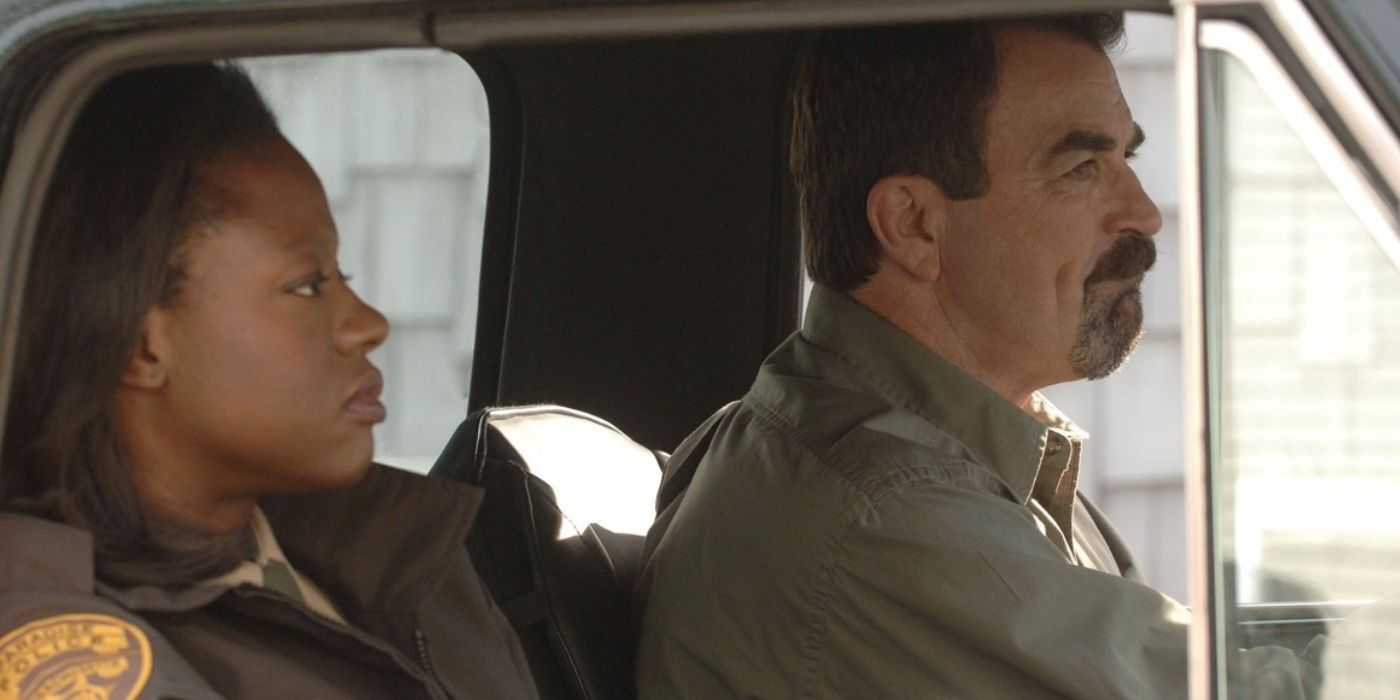 Molly Crane y Jesse Stone en un coche en Thin Ice