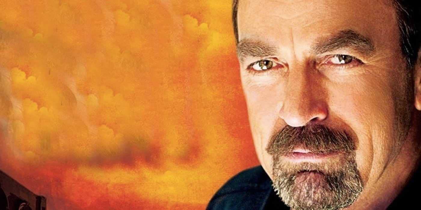 Jesse Stone frente a un fondo naranja