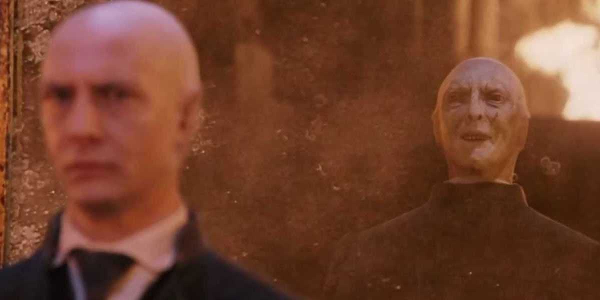 Ian Hart como el profesor Quirrell con Voldemort en la nuca en The Sorcerer
