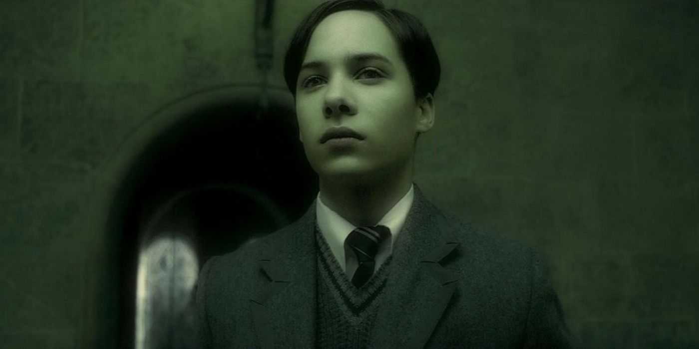 Frank Dillane como el joven Tom Riddle en El príncipe mestizo luciendo presumido