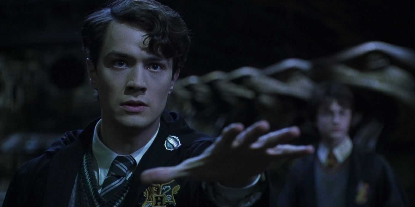 Christian Coulson Como Voldemort como Tom Riddle alcanzando el basilisco en la Cámara de los Secretos