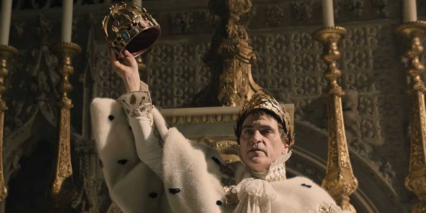 Joaquin Phoenix mientras Napoleón sostiene su corona en el aire