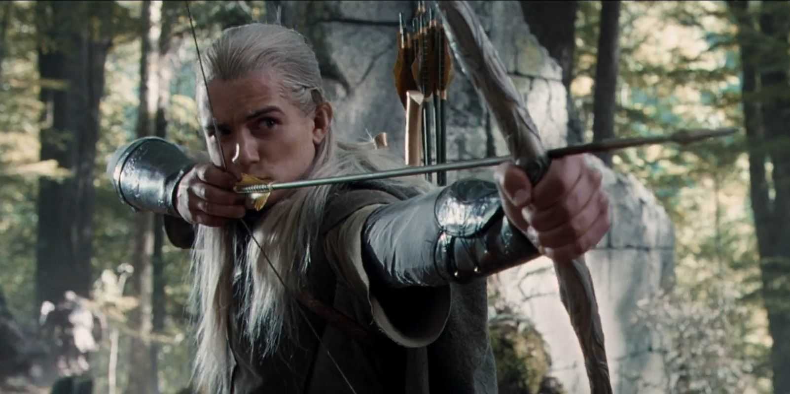 Legolas naťahuje luk Galadhrim a strieľa na Uruk-Hai v Amon Hen